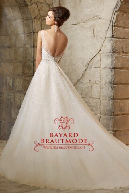 Brautkleid Ebikon mit tiefem V-Ausschnitt am Rücken und langer, voluminöser Schleppe