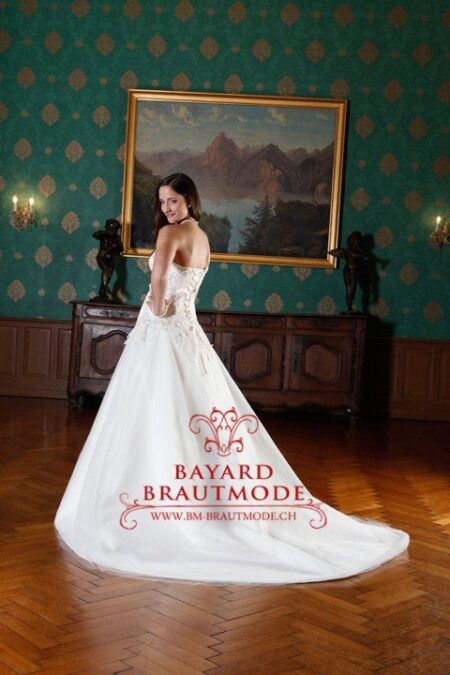 Brautkleid Goldau – Schulterfreies A-Linie-Hochzeitskleid mit Schleppe