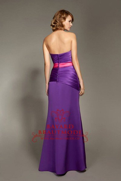 Abendkleid Sins – Langes, schulterfreies Abendkleid aus Satin fin der Farbe violett