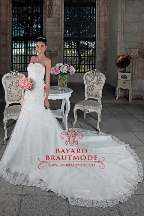 Hochzeitskleid Vevey – Schulterfreies Brautkleid mit gewellten Ausschnitt und langer Schleppe