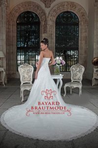 Hochzeitskleid Vevey mit langer königlichen Schleppe und halbhoch geschlossenen Rücken mit Schnürung