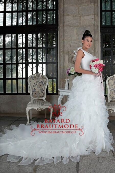 Brautkleid Visp - One-Shoulder Brautkleid aus voluminöser, rauschender Rock mit langer Schleppe.