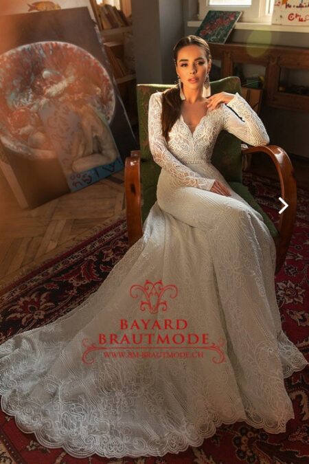 Brautkleid Aarau, langärmliges Boho-Brautkleid mit einem gewellten V-Ausschnitt.