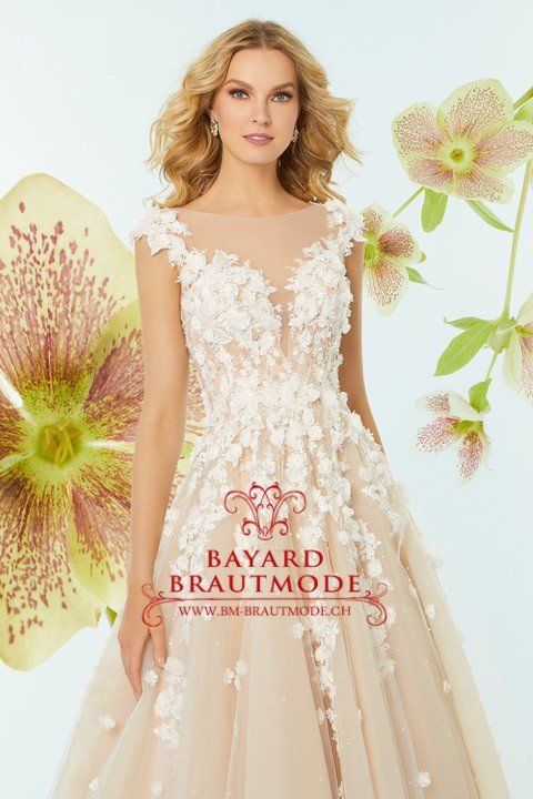Hochzeitskleid Nidwalden dass Brautkleid mit dreidimensionaler Blumenstickereien