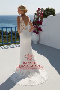 Hochzeitskleid Zug ist figurbetontes Brautkleid mit Spitzenapplikationen