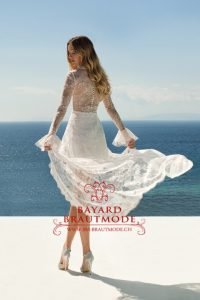 Brautkleid -Brautmode Thun - ein elegantes kurzes Brautkleid mit einer transparenten leichten Lace -Schleppe