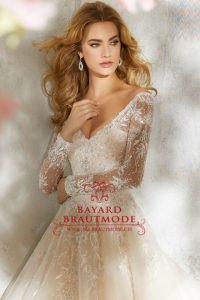 Hochzeitskleid Bellinzona ein langärmliges Ballkleid in der Farbe Ivory-Vanille