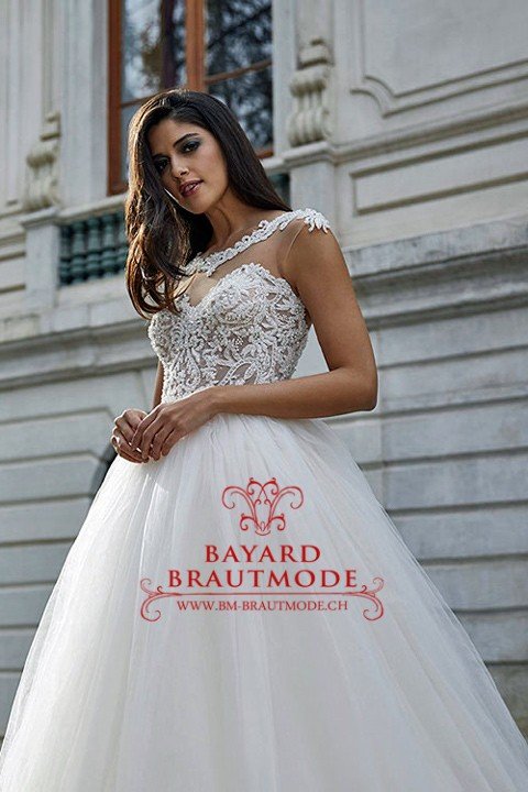 Hochzeitskleid St.Gallen - Voluminöses Prinzessinnen Brautkleid mit vielen Spitzen und Perlen