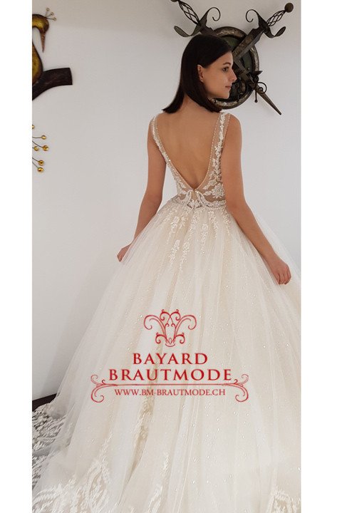 Designer Hochzeitskleid Biel mit tiefen V-Rücken und weit ausgestellten Rock aus weichem und glitzerndem Tüll