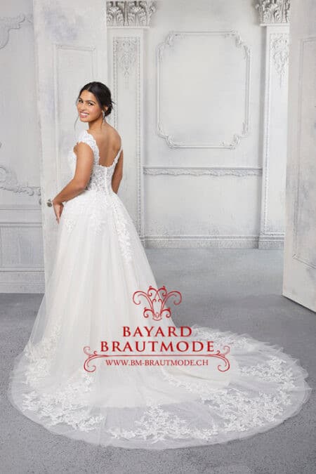 Brautmode Altdorf mit königlicher Schleppe