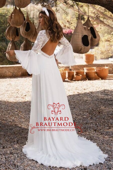 Hochzeitskleid Graubünden mit langen Glockenärmel