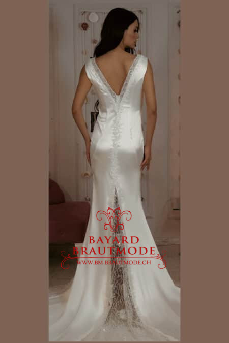 Hochzeitskleid Emmen - Designer Brautkleid mit V-förmigem Spitzeneinsatz in der Schleppe